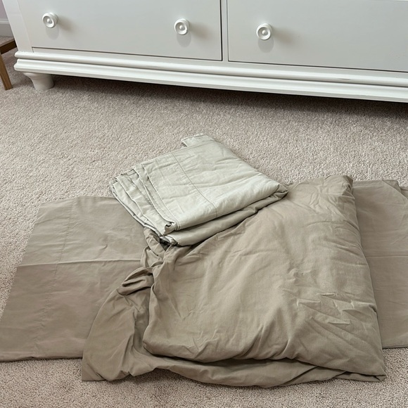 Set of 1 king fitted sheet , 2 king pillow covers and a king flat sheet - Picture 1 of 1